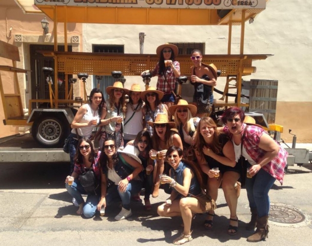 Anstoßen mit Bier vom Fahrrad 