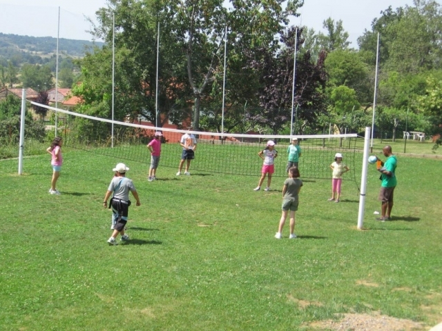  Praticar vôlei 