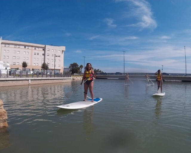  Fille avec un gilet et une planche de sup 