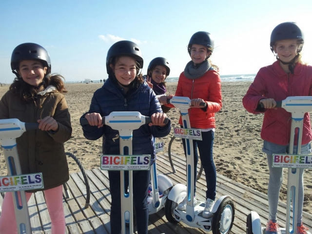  Ragazze che provano i segway 