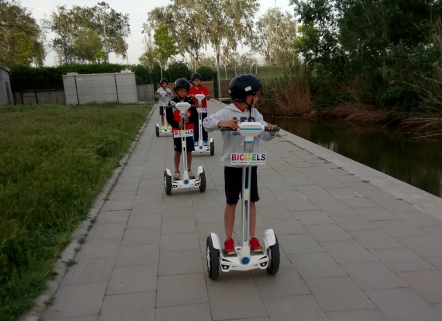  In bicicletta lungo la passeggiata vicino all'acqua 