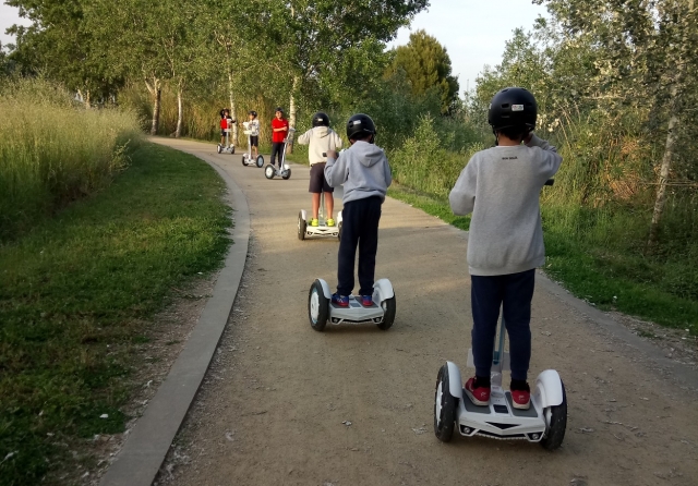  Gruppo di bambini che salgono nel parco su un segway 
