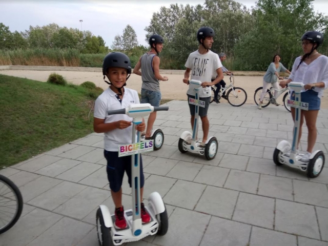  Gruppo su un segway con casco nero 