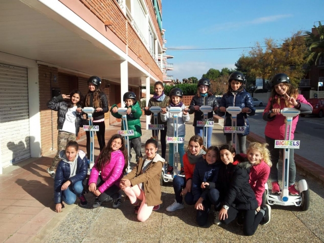  Ragazze che viaggiano su veicoli elettrici 