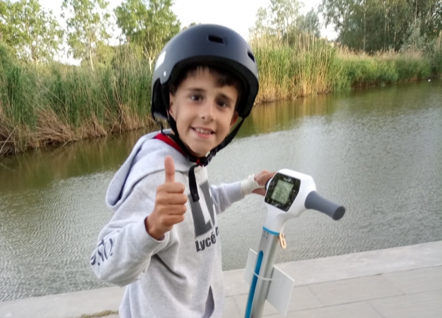  Piccolo che approfitta del segway 