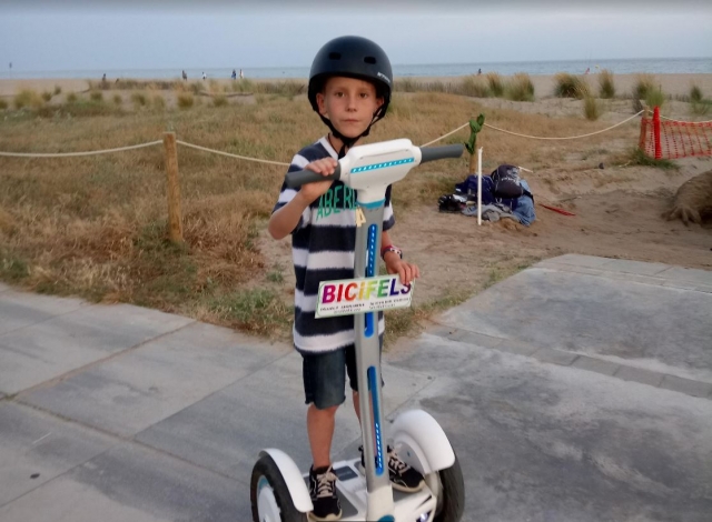  Ragazzino su un segway in riva al mare