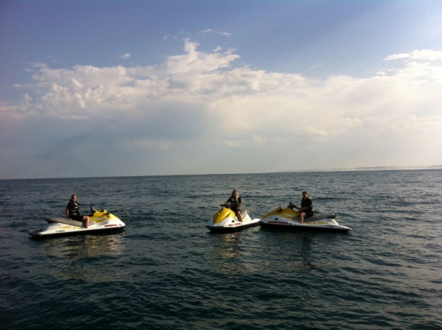 Chicas en motos de agua