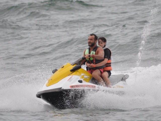 Llevando a la chica en moto de agua