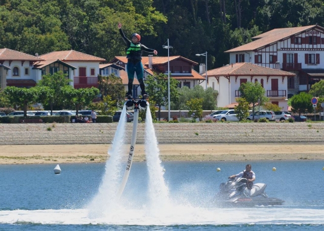 Levantando la mano en vuelo de flyboard