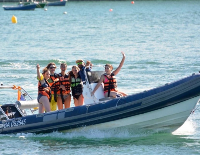 Chicas con el monitor en el barco