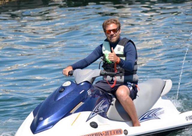 En jetski azul y blanco.