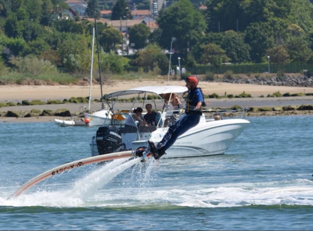 Viendo el flyboard desde el barco