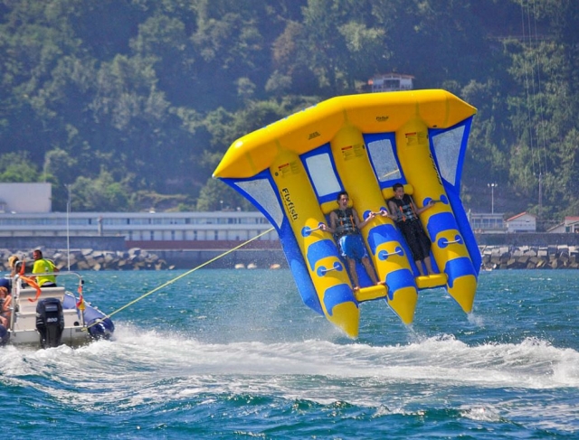Volando en flyfish amarillo