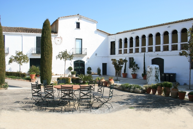 Patio con mesa en el centro