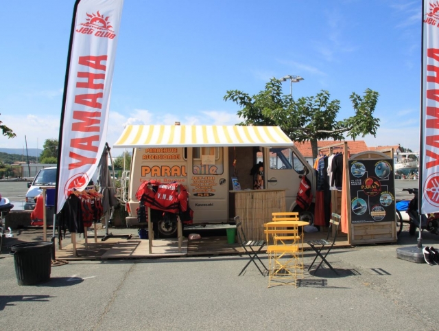  站在索西亚海滩 