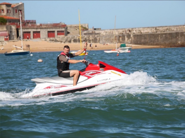  在水上摩托艇上举起你的手 