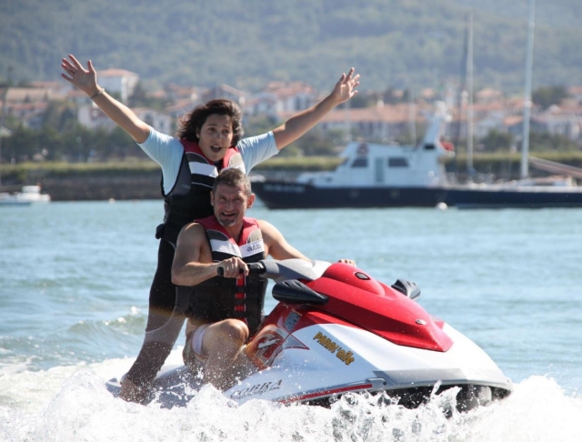  站在水上摩托艇上 