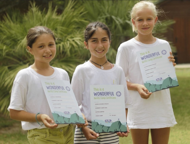 Chicas con el certificado del campamento