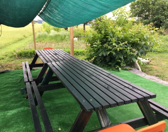 Mesa junto al huerto