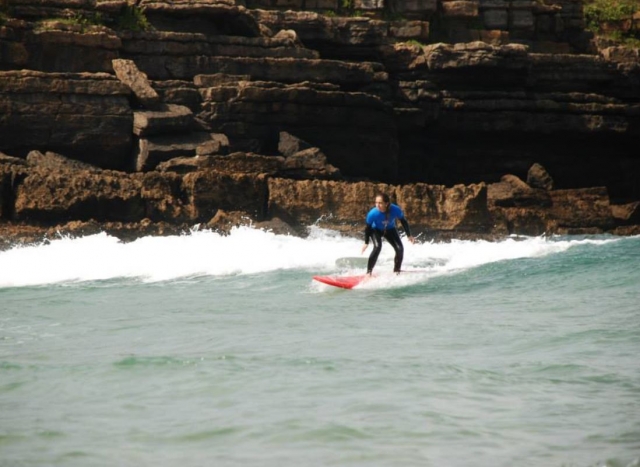 Haciendo surf junto al acantilado