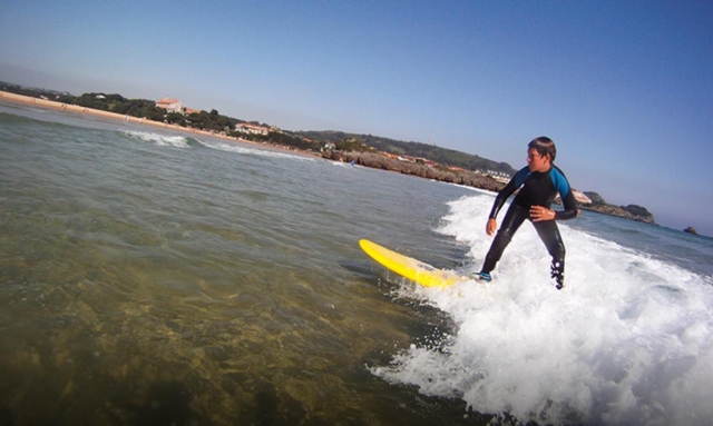  Junge übt im Wasser 