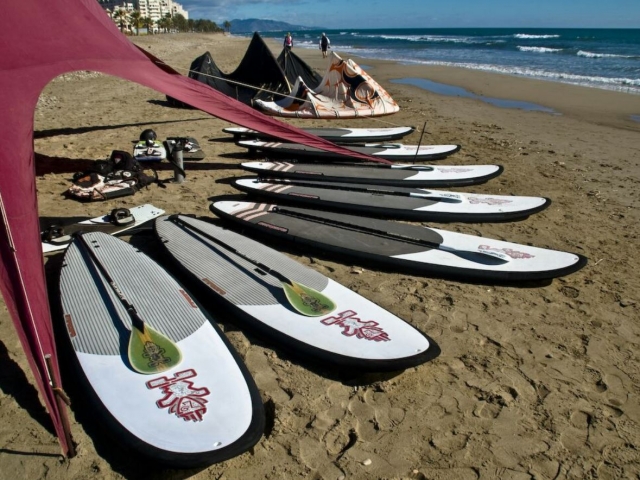 Tablas y remos de sup en la arena