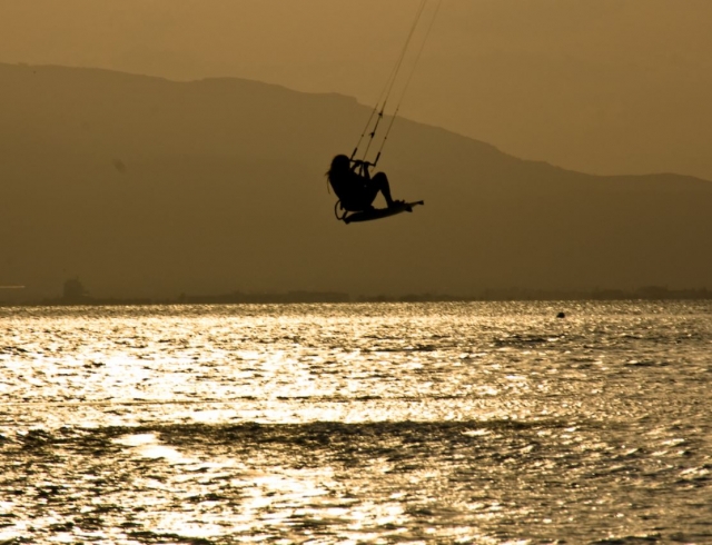 Kitesurf con la puesta de sol