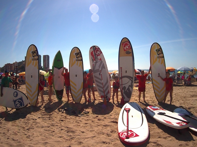 Apoyando las tablas de sup en la playa
