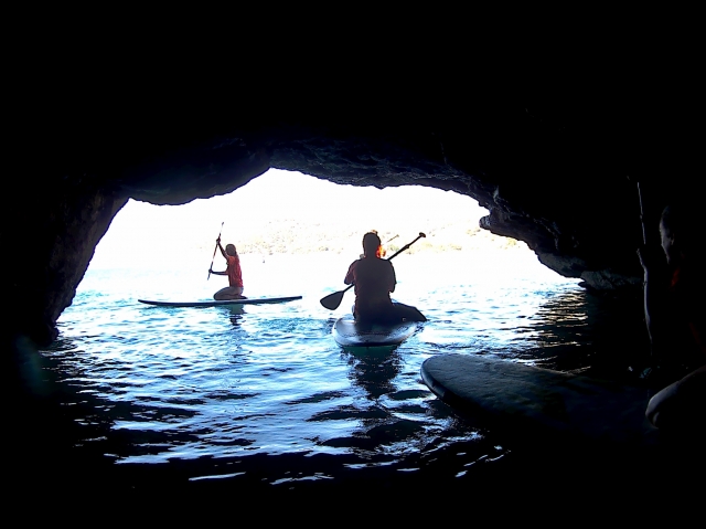Pasando a la cueva marina con las tablas