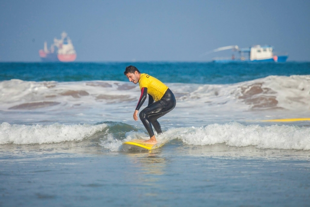  Garçon pratiquant le surf 