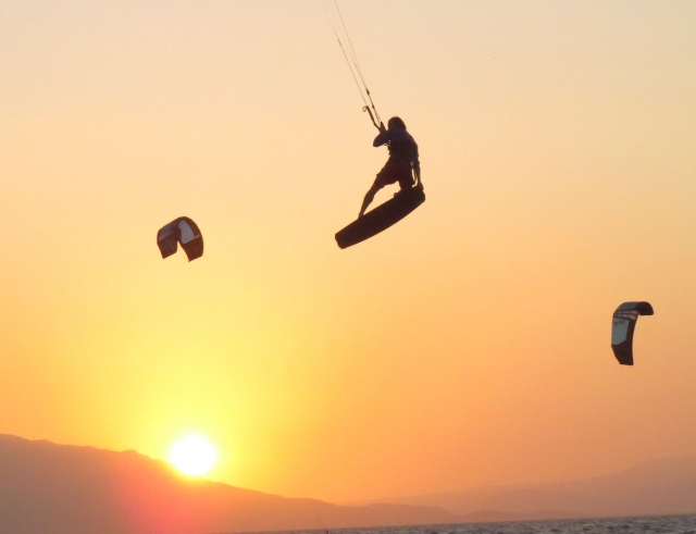 Vuelo de kite al atardecer