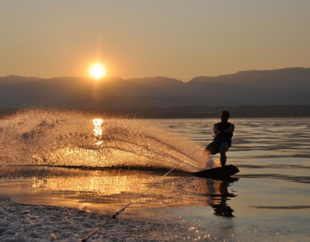  Wakesurf au coucher du soleil
