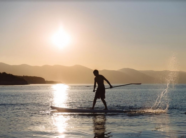  Pagayer sur une planche de sup blanche 