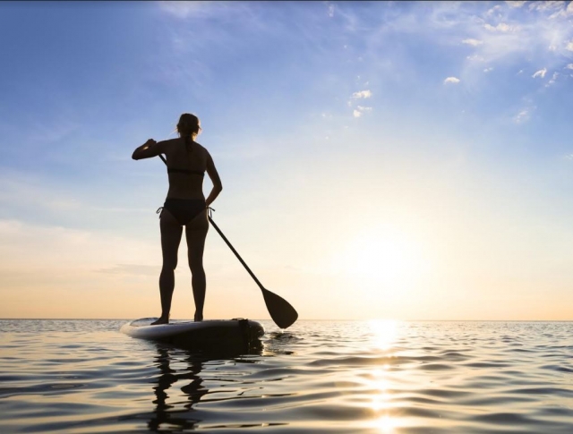  Fille sur une planche de sup 