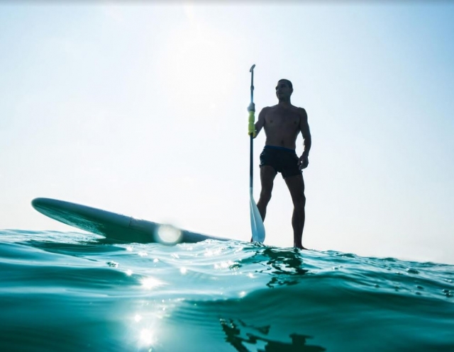  Debout avec la pagaie de sup 