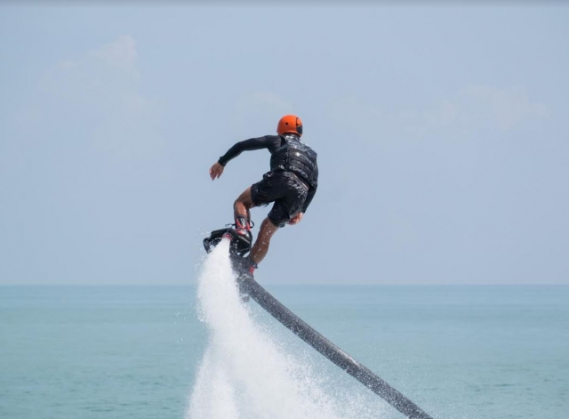  Plier les genoux au flyboard 