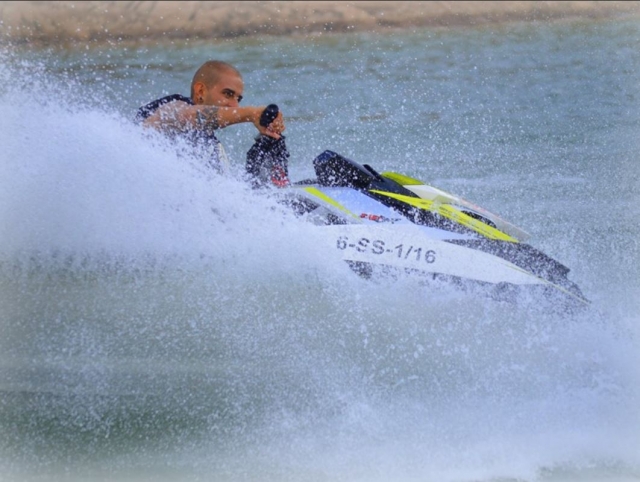  Jet ski enveloppé d'éclaboussures 