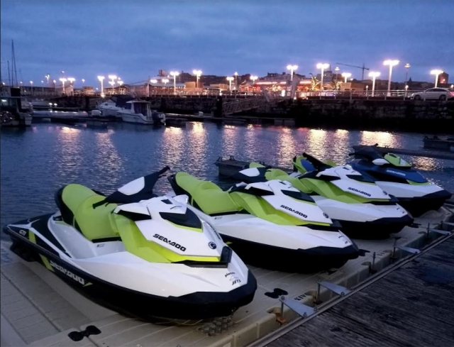  Jet skis au crépuscule dans le port 