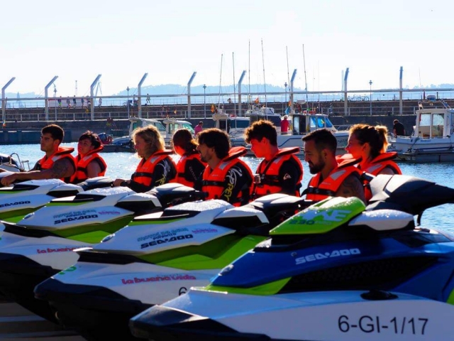 Dans le port avant de partir avec les jet skis 