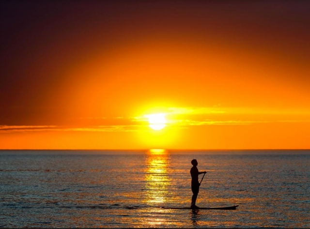  Sup avec le soleil se couchant 