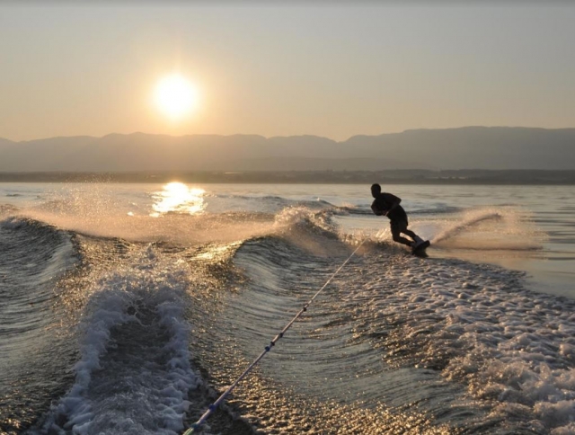  Wakeboard avec le soleil derrière 