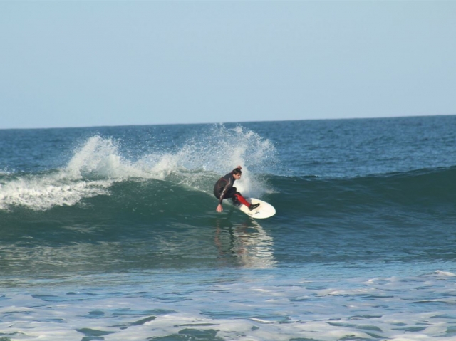 Profesional del surf en el mar