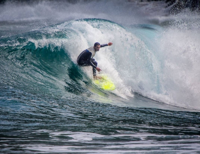 Surfeando con tabla amarilla