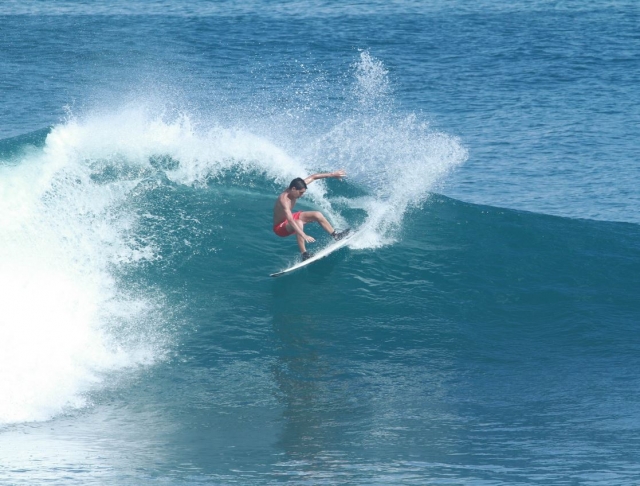 Surfista sobre la ola en Cantabria