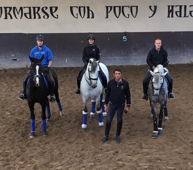  专业骑手担任教练 