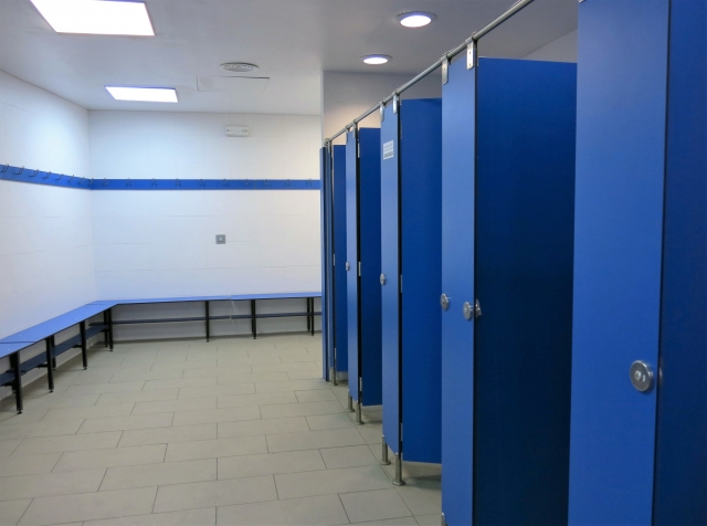  Umkleidekabinen und Duschen