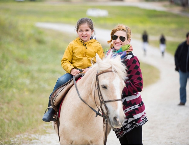 Con la chiquitina a caballo