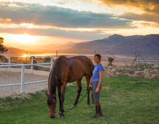 Sujetando al caballo mientras pasta