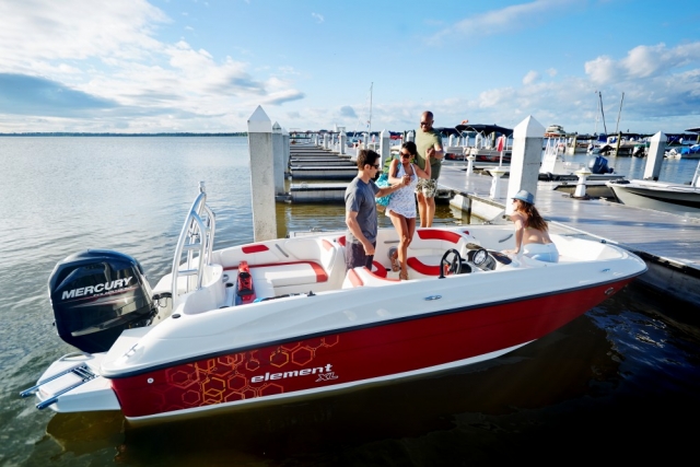  码头上的 Bayliner 180 