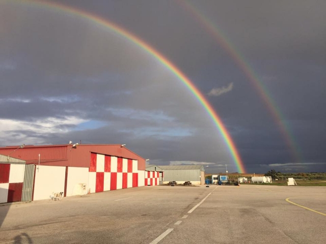 e-19738304-arcoiris-sobre-el-hangar14884591244299.jpg